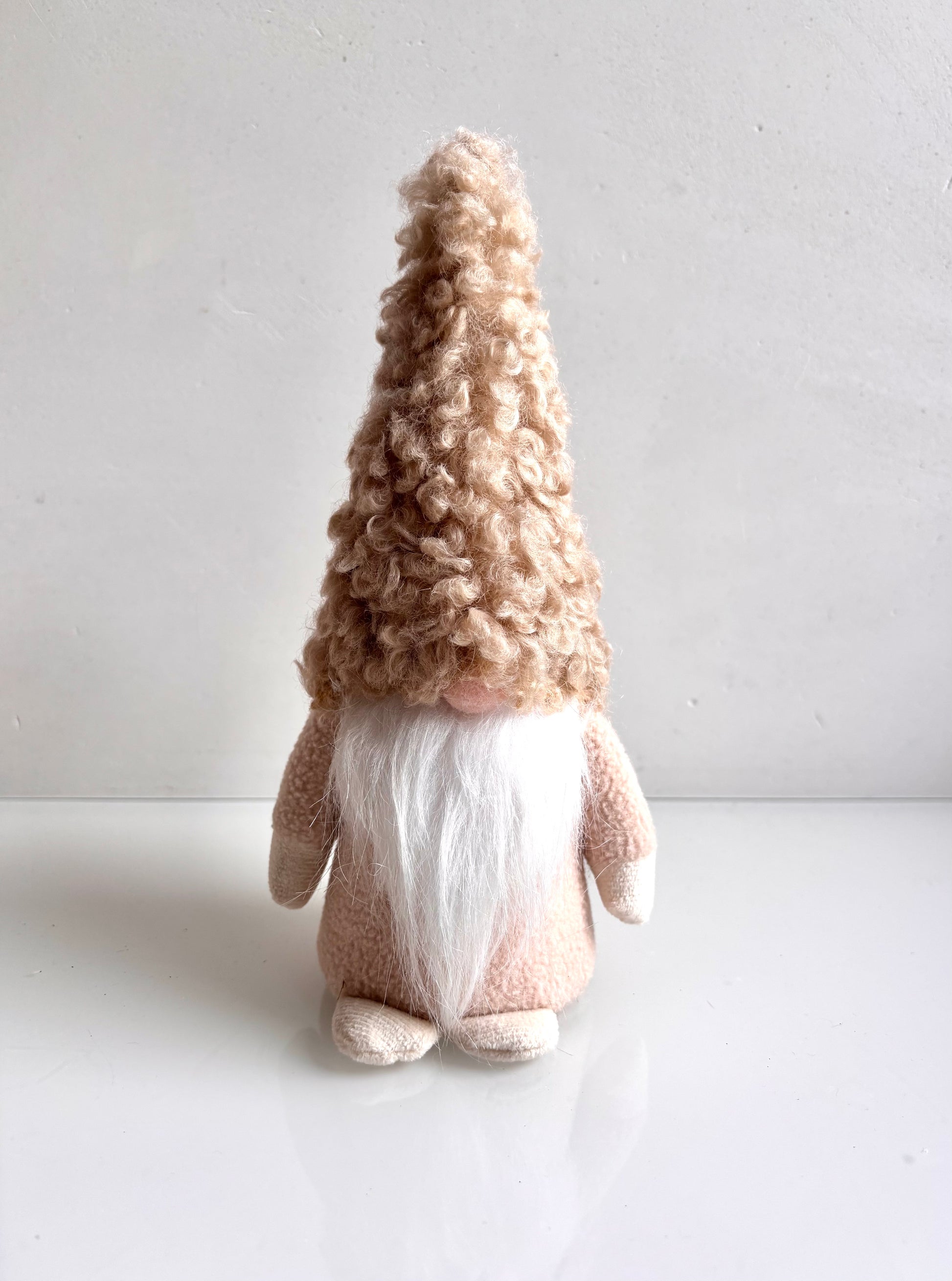 OK - Kerstgnome met bruine muts
Decoratief popje dat je staand of hangend kan gebruiken. 
- Lange puntige muts in beige kleur met krullen
- Witte baard
- Ronde neus
- Witte wanten en voeten 

H 20 - 23cm

€8,90
Voorraad: 1