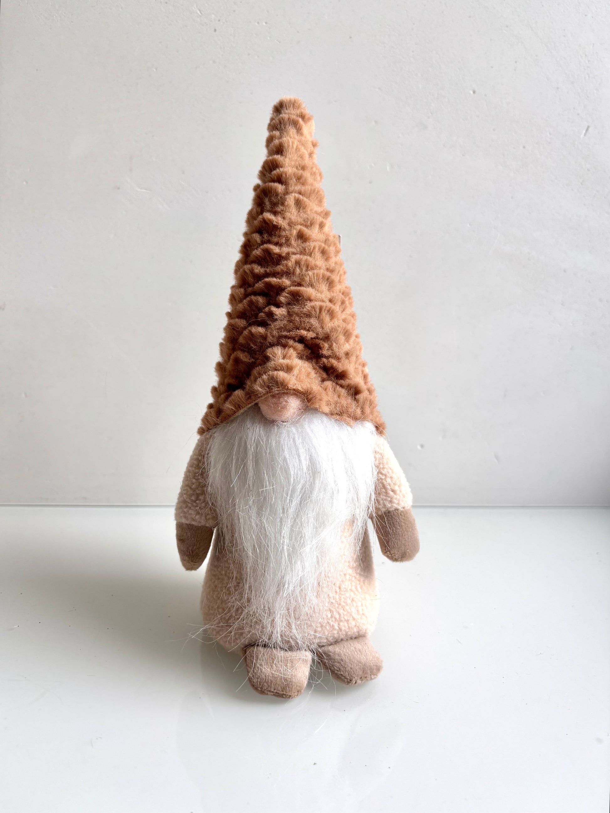 OK - Kerstgnome met bruine muts
Decoratief popje dat je staand of hangend kan gebruiken. 
- Lange puntige muts in bruine kleur
- Witte baard
- Ronde neus
- Beige wanten en voeten 

H 20 - 23cm

€8,90
Voorraad: 1