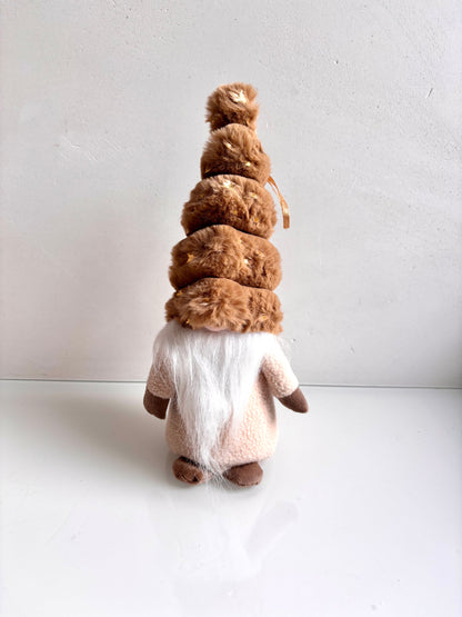 OK - Kerstgnome met gouden sterren op zijn muts.
Decoratief popje dat je staand of hangend kan gebruiken. 
- Lange puntige muts in bruine  kleur
- Witte baard
- Ronde neus
- Bruine  wanten en voeten 

H 20 - 23cm

€8,90
Voorraad: 3