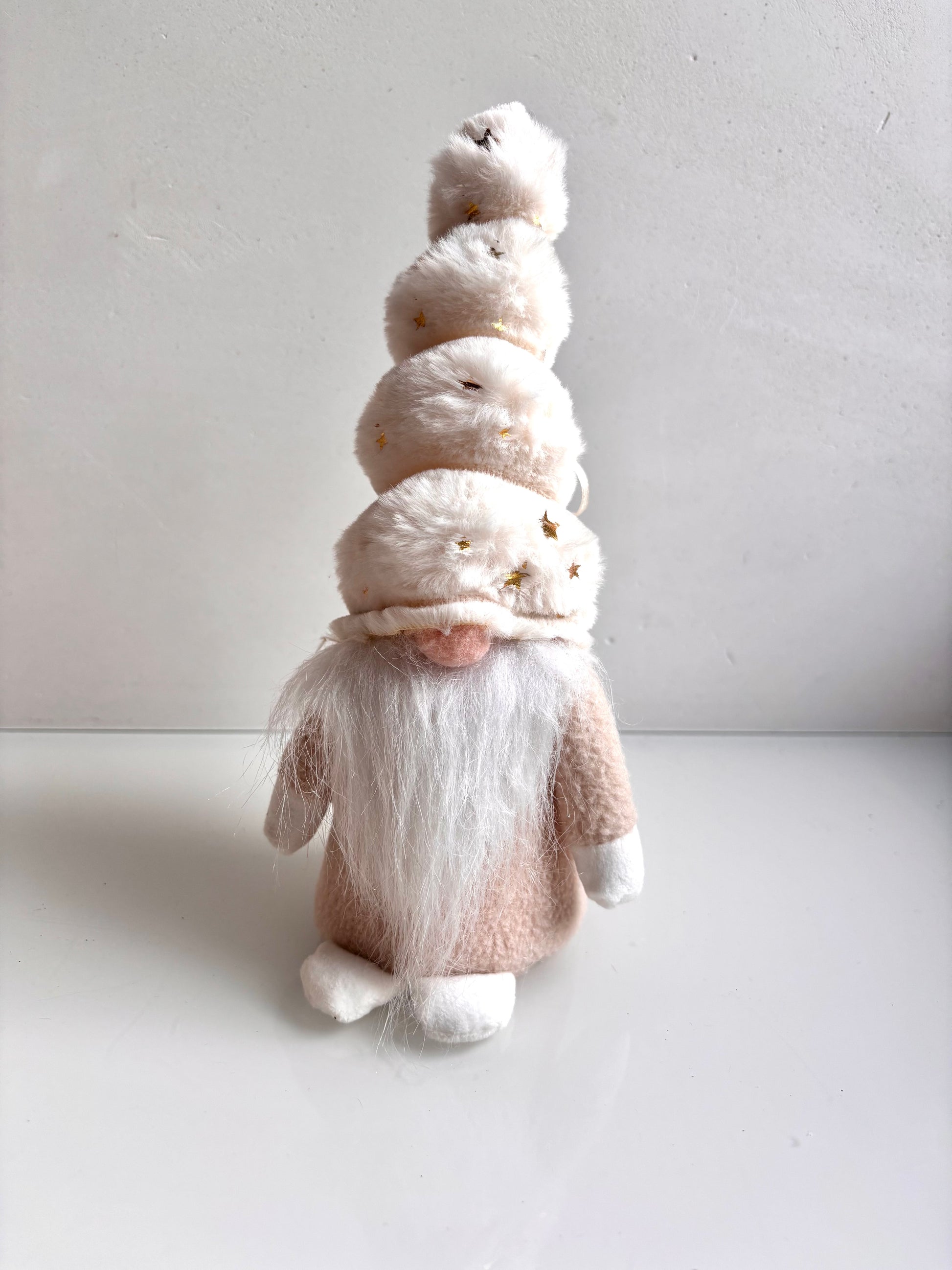 OK - Kerstgnome met gouden sterren op zijn muts.
Decoratief popje dat je staand of hangend kan gebruiken. 
- Lange puntige muts in crème kleur
- Witte baard
- Ronde neus
- Witte wanten en voeten 

H 20 - 23cm

€8,90
Voorraad: 4
