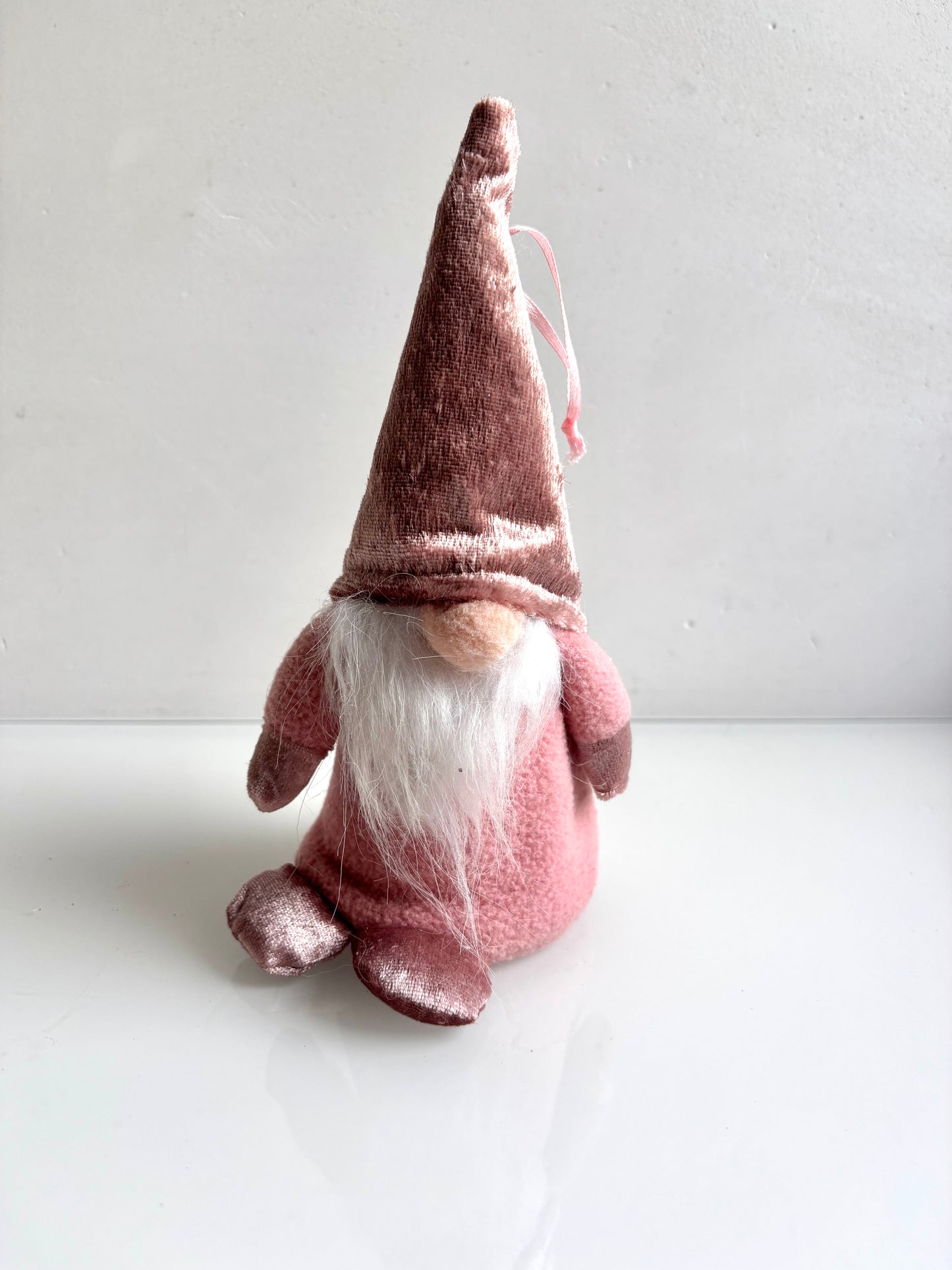OK - Kerstgnome met roze glitter muts.
Decoratief popje dat je staand of hangend kan gebruiken. 
- Lange puntige muts in roze kleur met glitters
- Witte baard
- Ronde neus
- Roze wanten en voeten met glitters

H 20 - 23cm

€8,90
Voorraad: 1