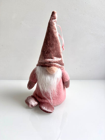 OK - Kerstgnome met roze glitter muts.
Decoratief popje dat je staand of hangend kan gebruiken. 
- Lange puntige muts in roze kleur met glitters
- Witte baard
- Ronde neus
- Roze wanten en voeten met glitters

H 20 - 23cm

€8,90
Voorraad: 1