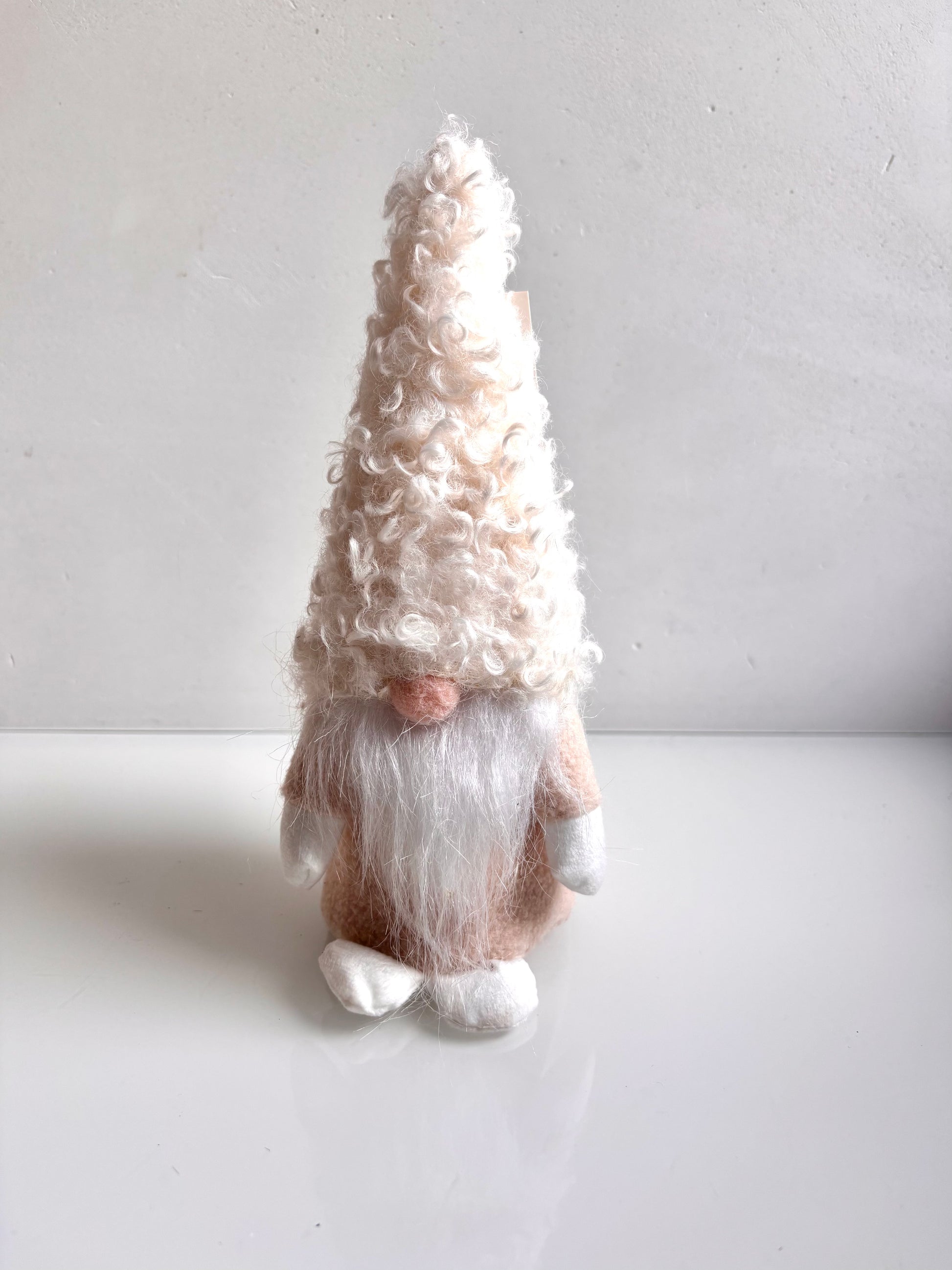 OK - Kerstgnome met witte muts
Decoratief popje dat je staand of hangend kan gebruiken. 
- Lange puntige muts in wit met krullen
- Witte baard
- Ronde neus
- Witte wanten en voeten 

H 20 - 23cm

€8,90
Voorraad: 1