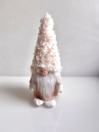 OK - Kerstgnome met witte muts
Decoratief popje dat je staand of hangend kan gebruiken. 
- Lange puntige muts in wit met krullen
- Witte baard
- Ronde neus
- Witte wanten en voeten 

H 20 - 23cm

€8,90
Voorraad: 1