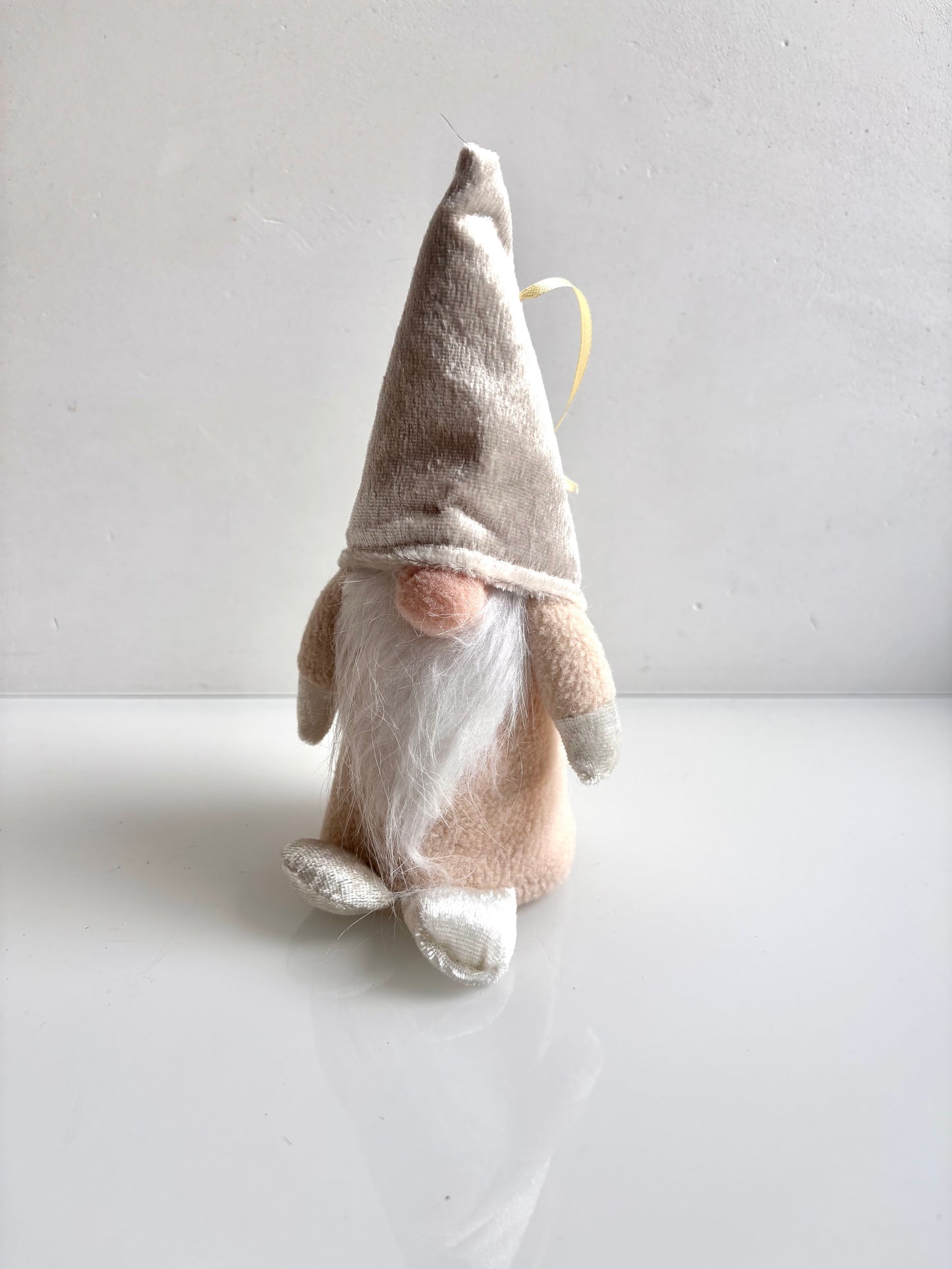 OK - Kerstgnome met witte glitter muts.
Decoratief popje dat je staand of hangend kan gebruiken. 
- Lange puntige muts met wit en glitters 
- Witte baard
- Ronde neus
- Witte wanten en voeten met glitters

H 20 - 23cm

€8,90
Voorraad: 1