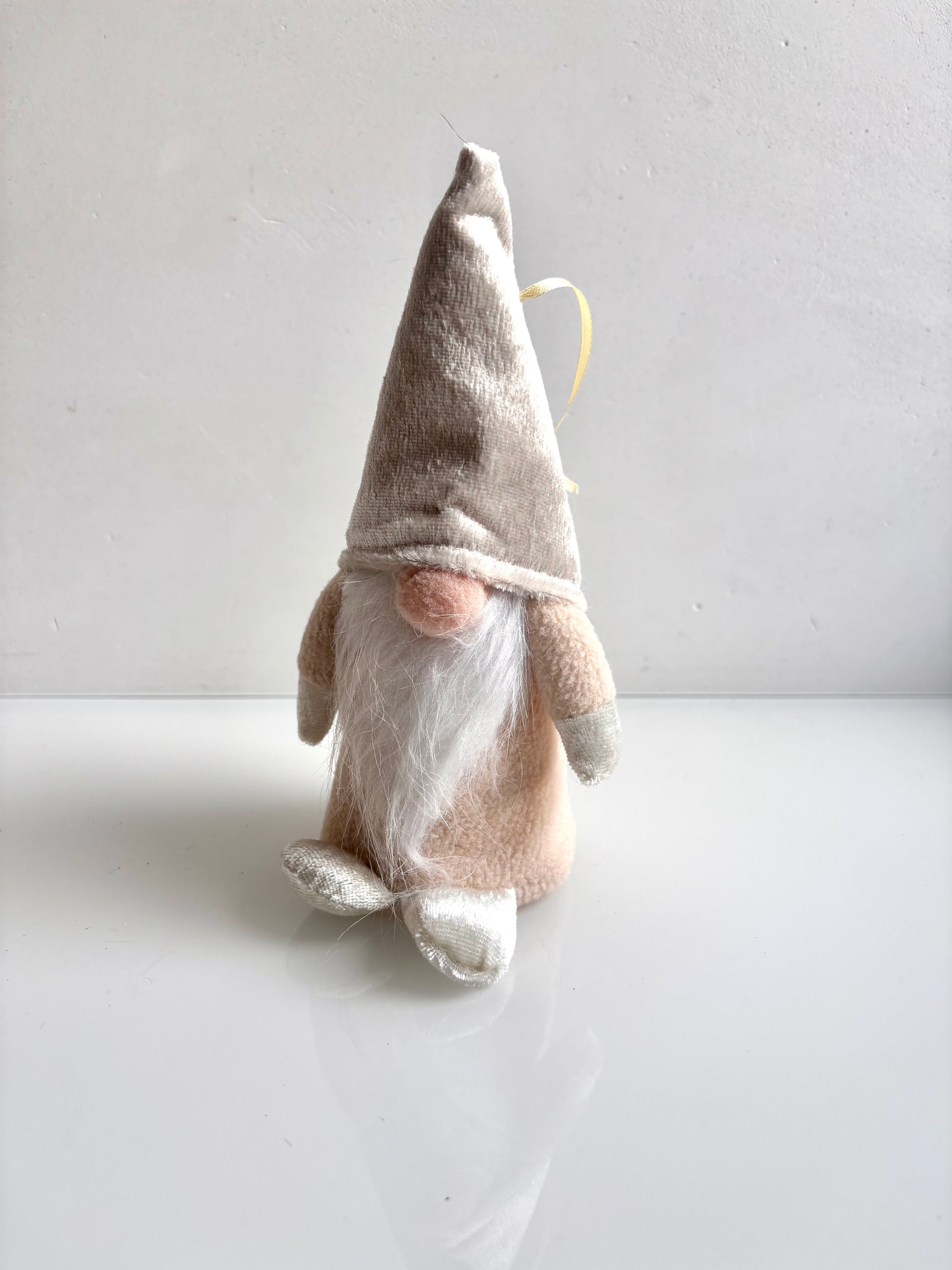 OK - Kerstgnome met witte glitter muts.
Decoratief popje dat je staand of hangend kan gebruiken. 
- Lange puntige muts met wit en glitters 
- Witte baard
- Ronde neus
- Witte wanten en voeten met glitters

H 20 - 23cm

€8,90
Voorraad: 1