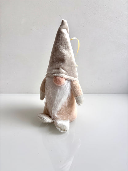 OK - Kerstgnome met witte glitter muts.
Decoratief popje dat je staand of hangend kan gebruiken. 
- Lange puntige muts met wit en glitters 
- Witte baard
- Ronde neus
- Witte wanten en voeten met glitters

H 20 - 23cm

€8,90
Voorraad: 1