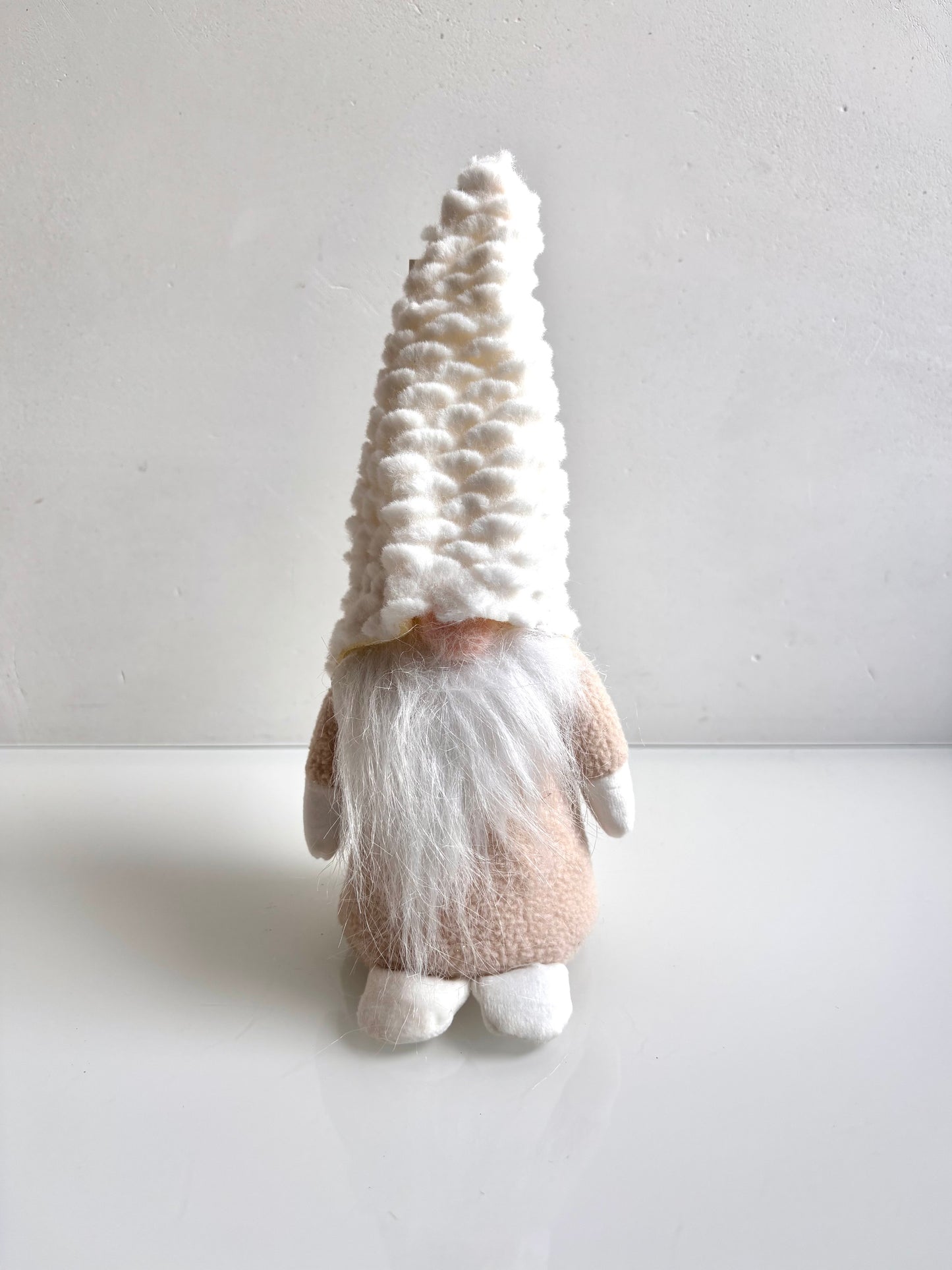 OK - Kerstgnome met witte muts.
Decoratief popje dat je staand of hangend kan gebruiken. 
- Lange puntige muts in wit 
- Witte baard
- Ronde neus
- Witte wanten en voeten 

H 20 - 23cm

€8,90
Voorraad: 1