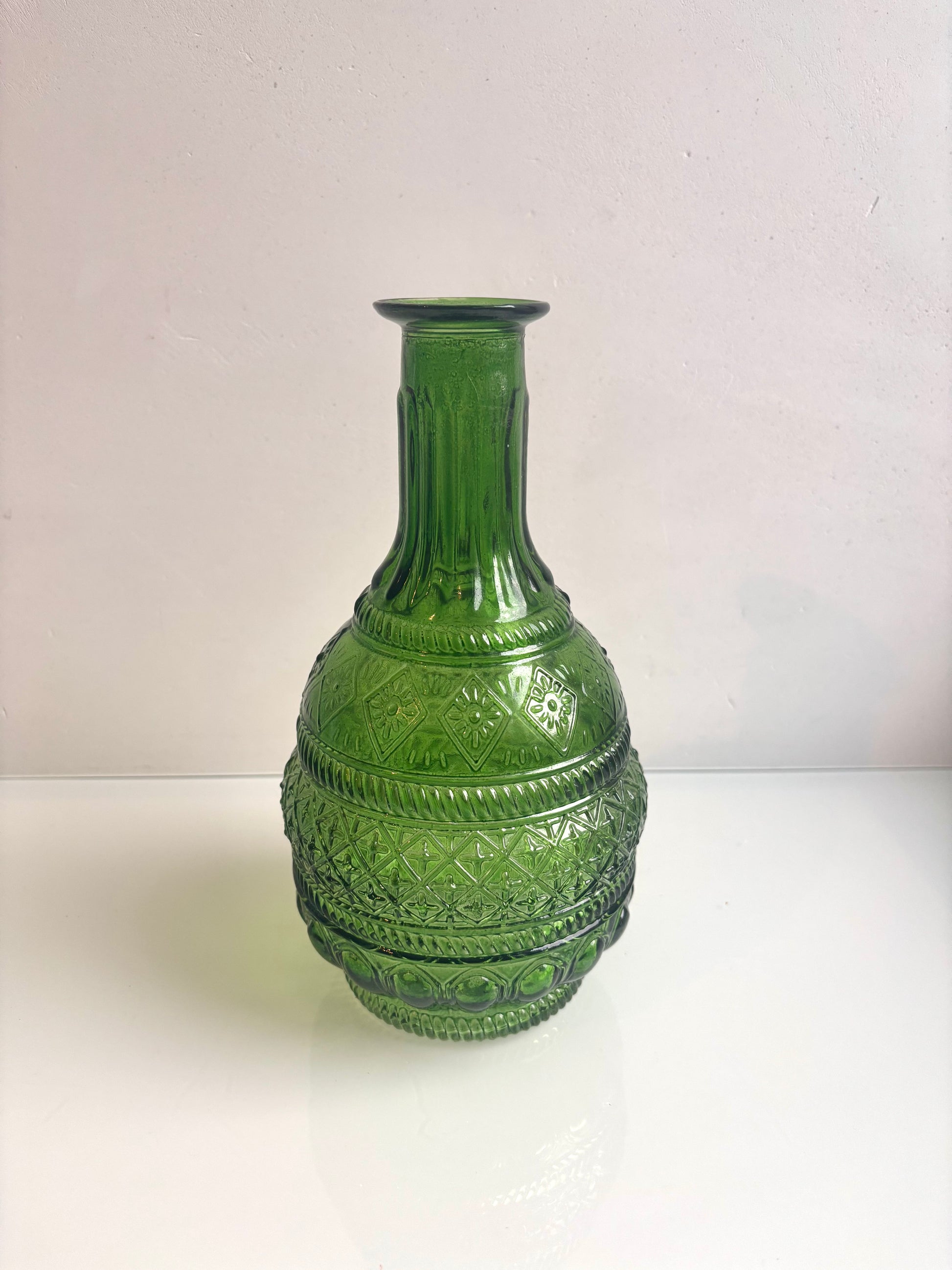 OK - Vaas met reliëf groen 
H 22cm 
D H 2,5cm
Prijs: €8,90
Voorraad: 1