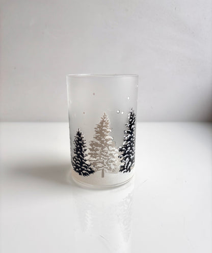 OK - Theelichthouder wit met kerstbomen
Kerstbomen zijn met glitters
Hoogte 12cm
Diameter 8cm
Prijs €5,90

Voorraad: 2