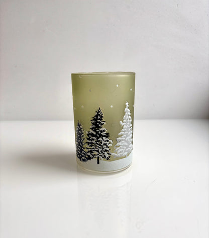 OK - Theelichthouder lichtgroen met kerstbomen
Kerstbomen zijn met glitters
Hoogte 12cm
Diameter 8cm
Prijs €5,90

Voorraad: 2