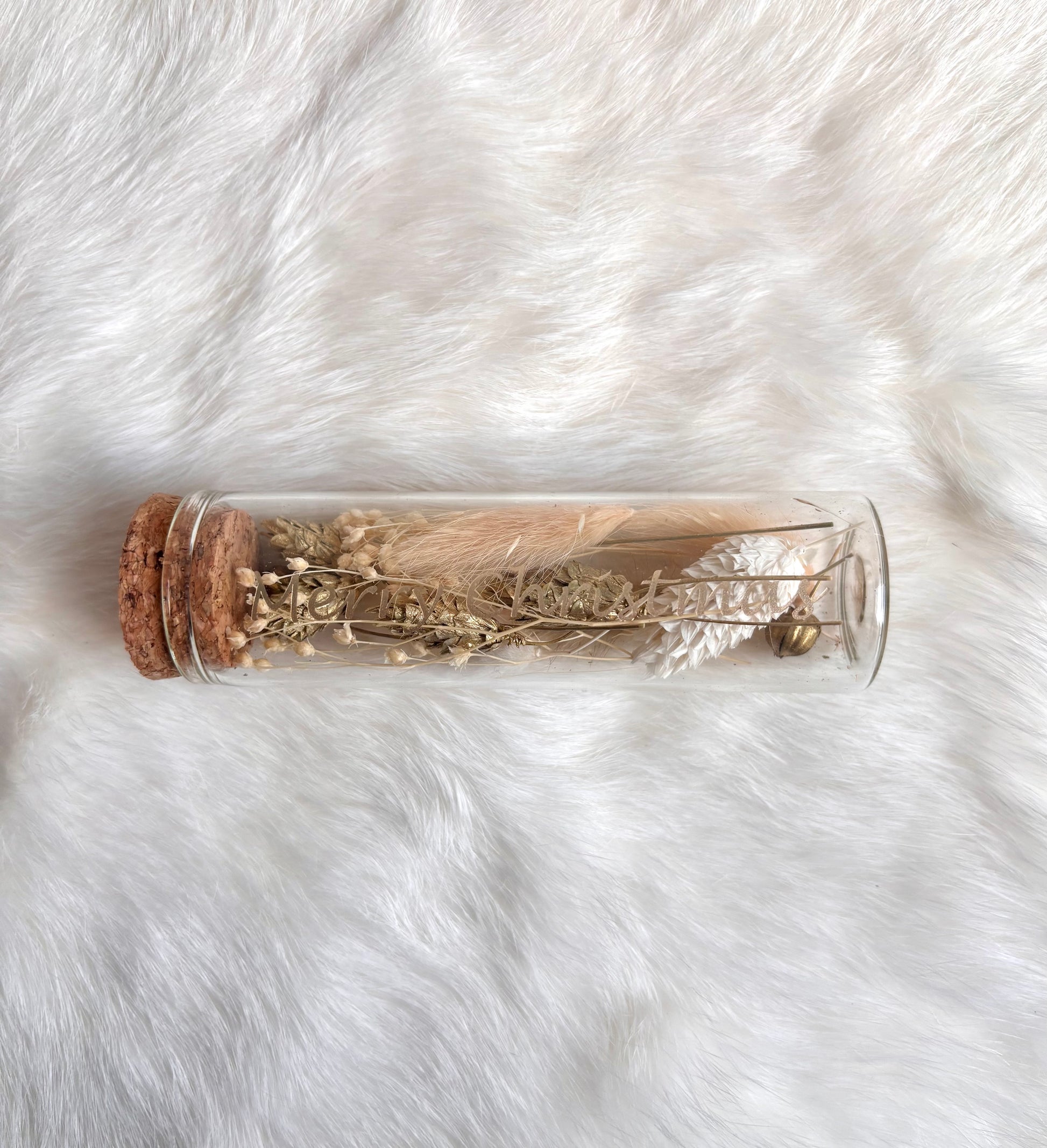 OK - Glazen buisje met kurk
Beige, wit en gouden droogbloemen
Tekst: Merry Christmas goud
B 10cm
D 3cm
Prijs: €5,50
Voorraad: 1