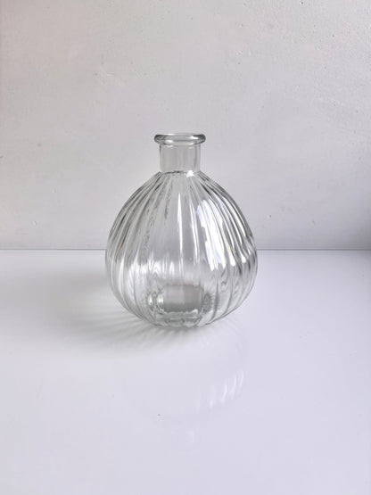 OK - Doorzichtige ronde vaas 
H 16cm
Diameter opening hals 2,5cm
€6,50

Voorraad: 1