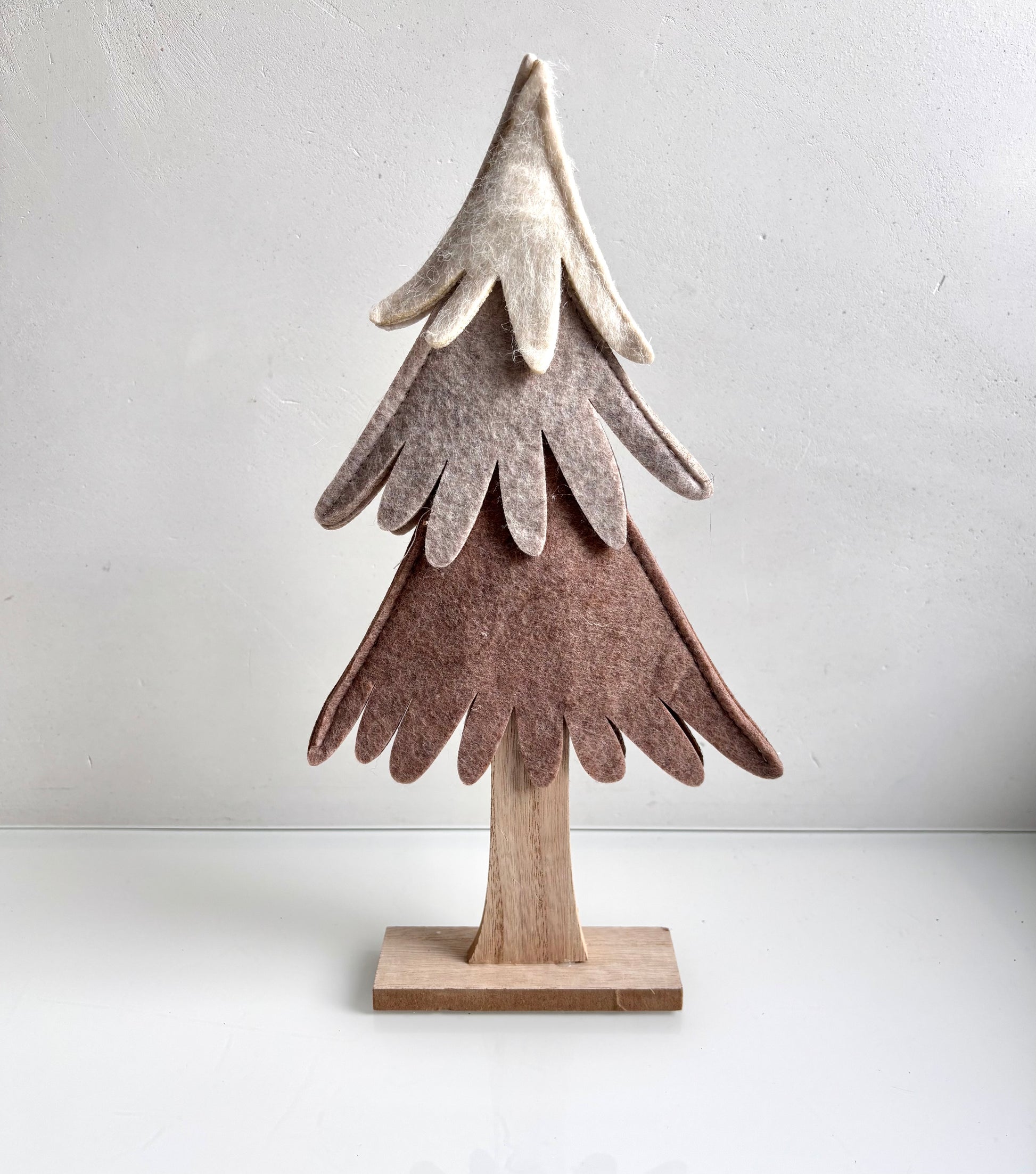 OK - Kerstboom in stof met verschillende kleuren beige, voet in hout.
H 31,50cm
B 17cm breedste punt

€9,90
Voorraad: 3