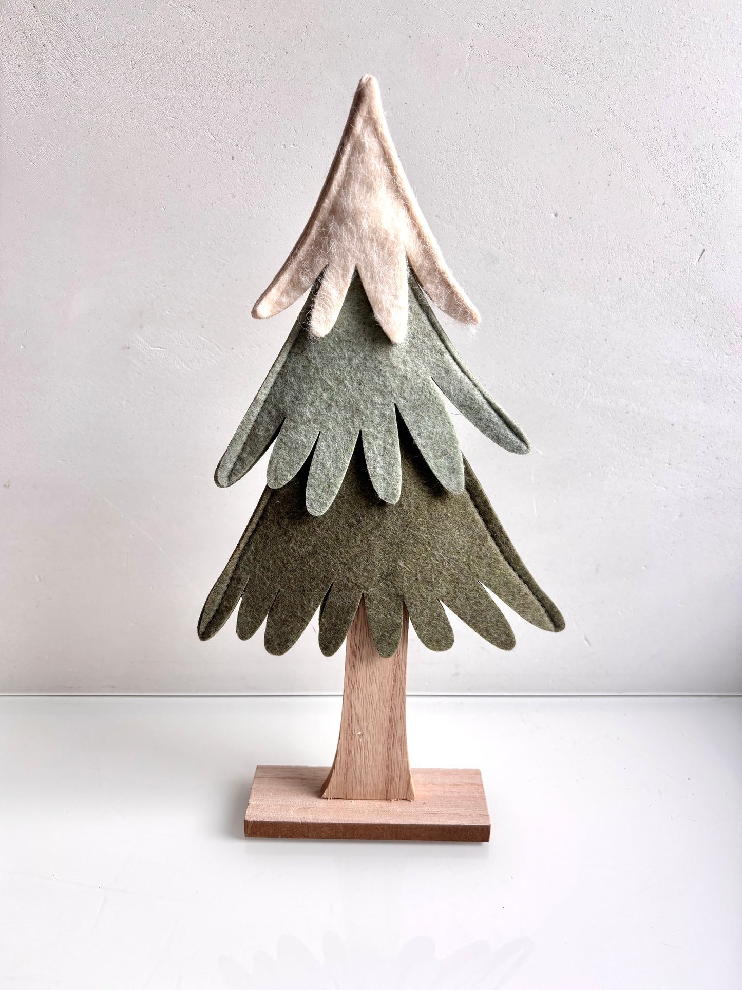 OK - Kerstboom met wit, muntgroen en donkergroen in stof, voet in hout
H 31,50cm
B 17cm breedste punt

€9,90
Voorraad: 3
