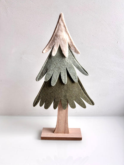 OK - Kerstboom met wit, muntgroen en donkergroen in stof, voet in hout
H 31,50cm
B 17cm breedste punt

€9,90
Voorraad: 3