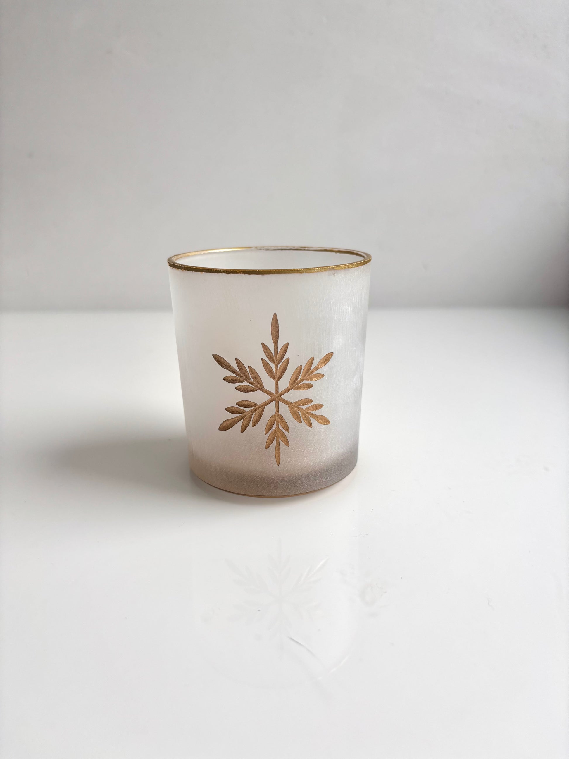 OK - Theelichthouder met gouden randje en gouden sneeuwvlok.
Hoogte 8cm
Diamter 6,50cm
Prijs €4,90

Voorraad: 5