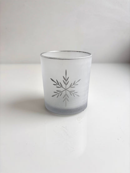 OK - Theelichthouder met zilveren randje en zilveren sneeuwvlok.
Hoogte 8cm
Diamter 6,50cm
Prijs €4,90

Voorraad: 2