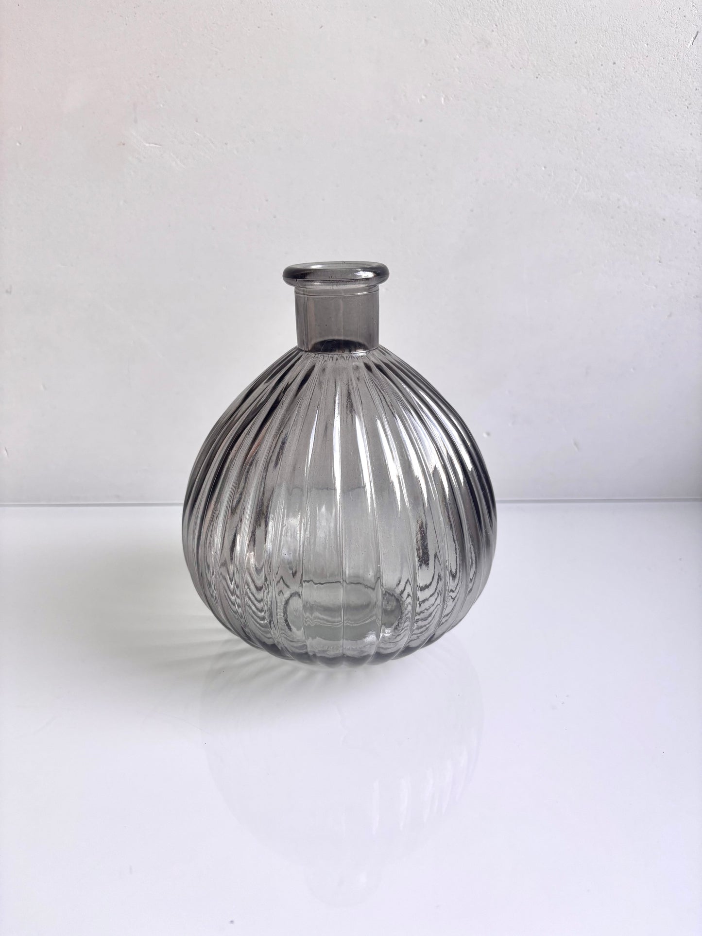 OK - Doorzichtige grijze ronde vaas 
H 16cm
Diameter opening hals 2,5cm
€6,50

Voorraad: 1