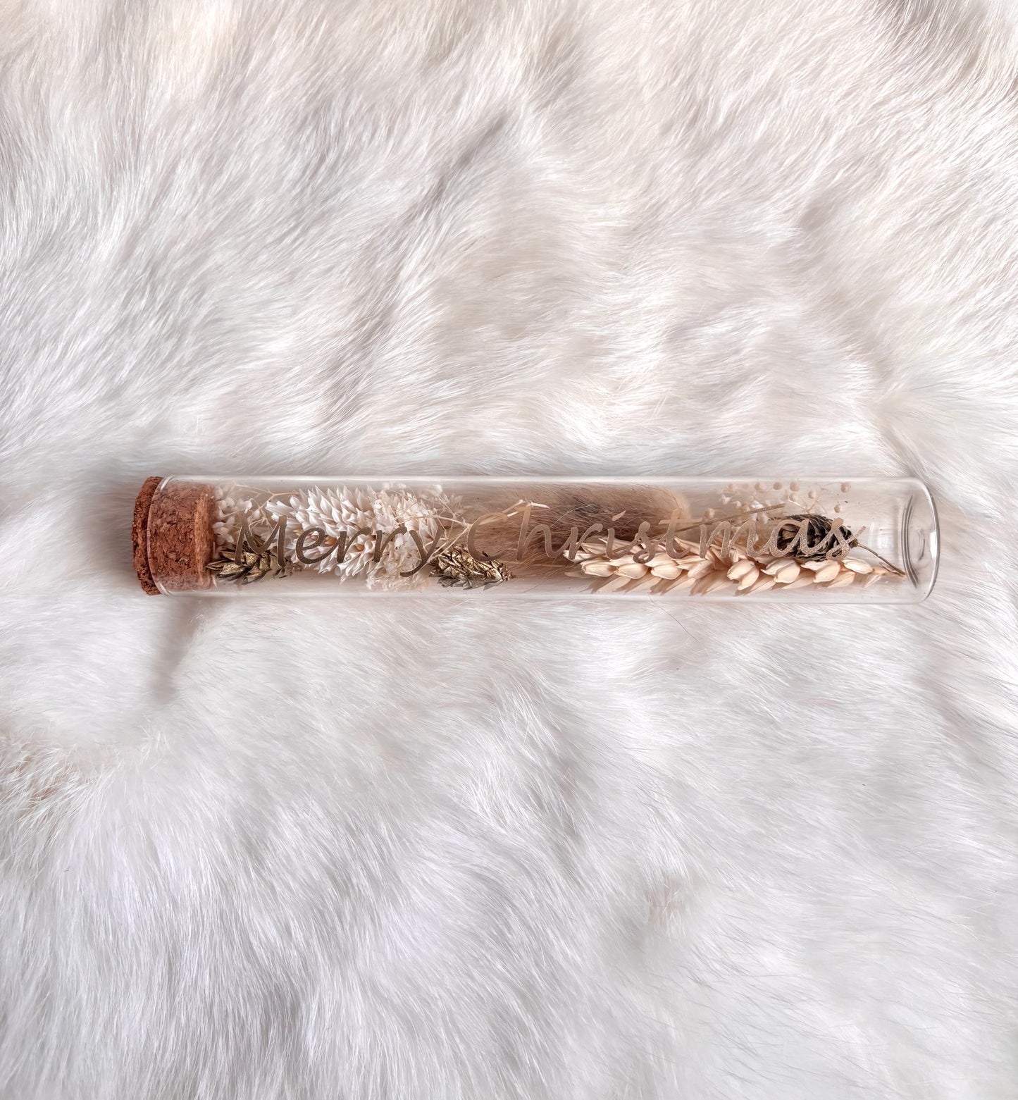 OK - Glazen buisje met kurk
Beige, wit en gouden droogbloemen
Tekst: Merry Christmas
B 15cm
D 2,5cm
Prijs: €6,50
Voorraad: 1