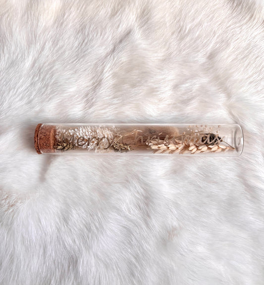 OK - Glazen buisje met kurk
Beige, wit en gouden droogbloemen
Tekst: Merry Christmas
B 15cm
D 2,5cm
Prijs: €6,50
Voorraad: 1