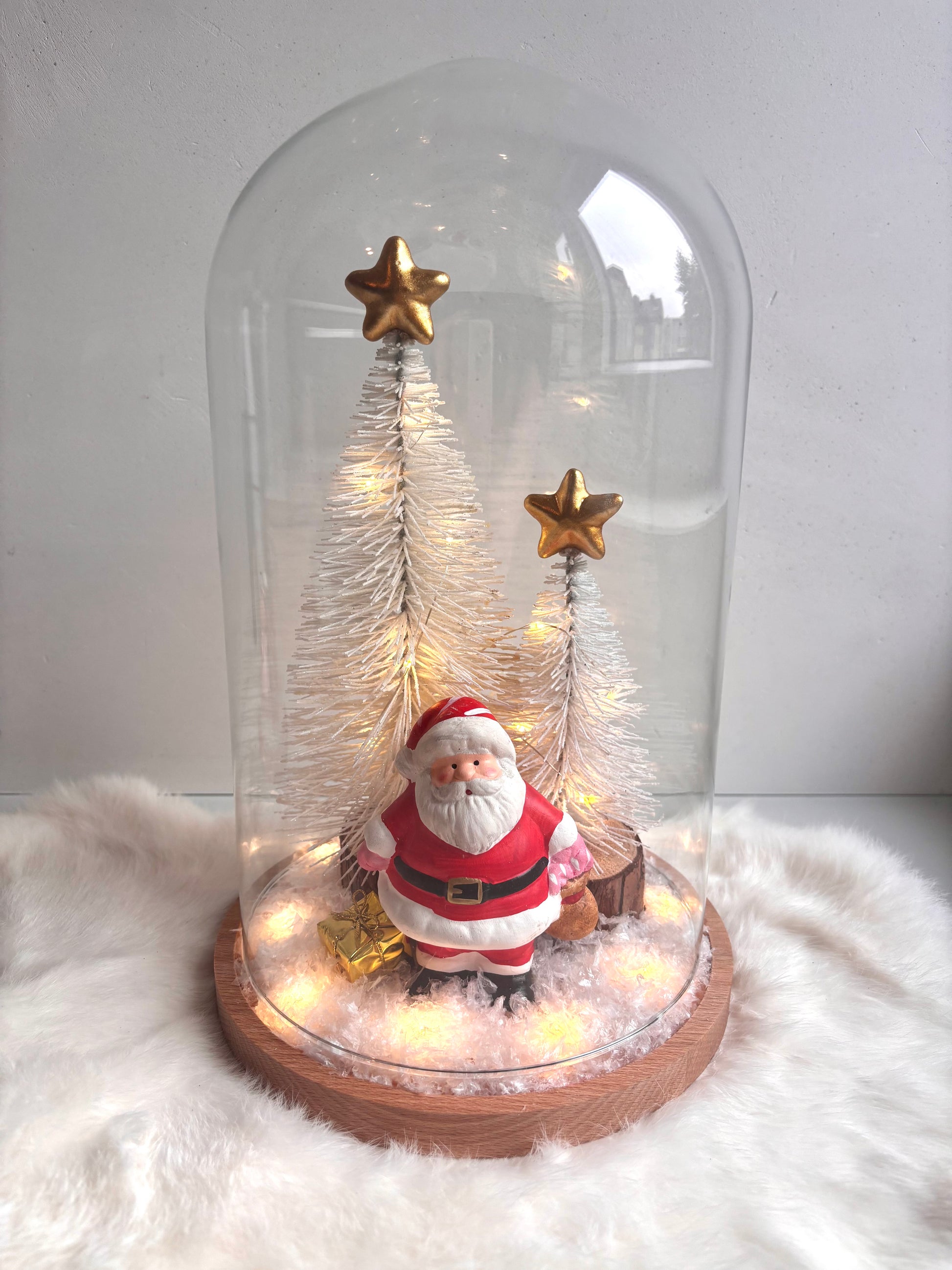 OK - Grote stolp met witte kerstbomen een gouden ster als piek.
Kerstman met een zak en cadeautje.
Met verlichting
warm wit led, 2x AA. exclusief batterijen

H 30cm
B 19cm
€49,00
Voorraad: 1