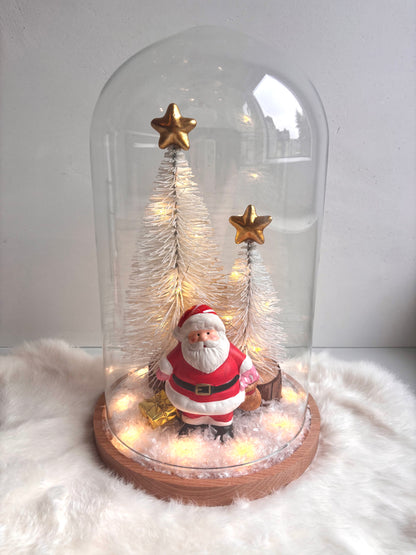 OK - Grote stolp met witte kerstbomen een gouden ster als piek.
Kerstman met een zak en cadeautje.
Met verlichting
warm wit led, 2x AA. exclusief batterijen

H 30cm
B 19cm
€49,00
Voorraad: 1