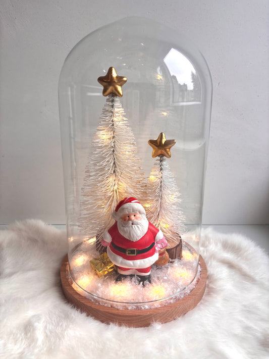 OK - Grote stolp met witte kerstbomen een gouden ster als piek.
Kerstman met een zak en cadeautje.
Met verlichting
warm wit led, 2x AA. exclusief batterijen

H 30cm
B 19cm
€49,00
Voorraad: 1