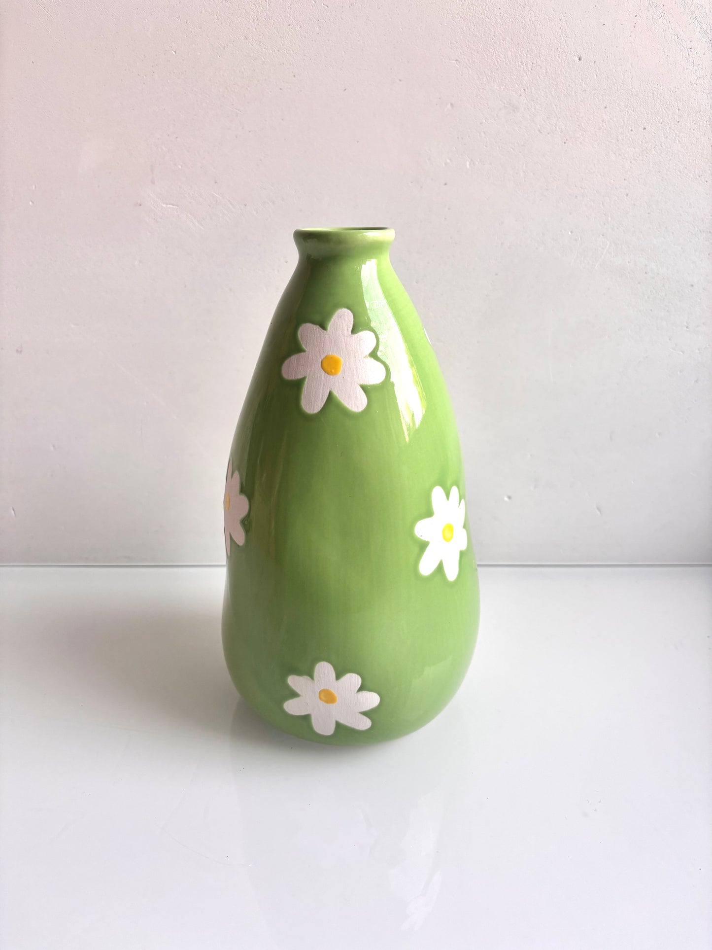 OK - Groene vaas met witte bloemen
H 20cm
Diameter opening hals 3cm
€12,90

Voorraad: 1