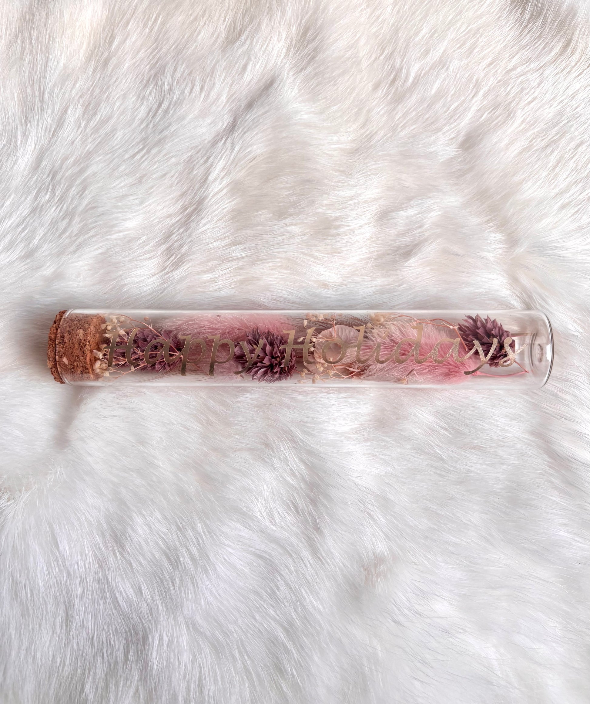 OK - Glazen buisje met kurk
roze en oudroze droogbloemen
Tekst: Happy Holiday goud
B 15cm 
D 2,5cm
Prijs: €6,50
Voorraad: 1