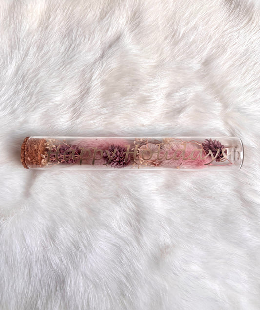 OK - Glazen buisje met kurk
roze en oudroze droogbloemen
Tekst: Happy Holiday goud
B 15cm 
D 2,5cm
Prijs: €6,50
Voorraad: 1