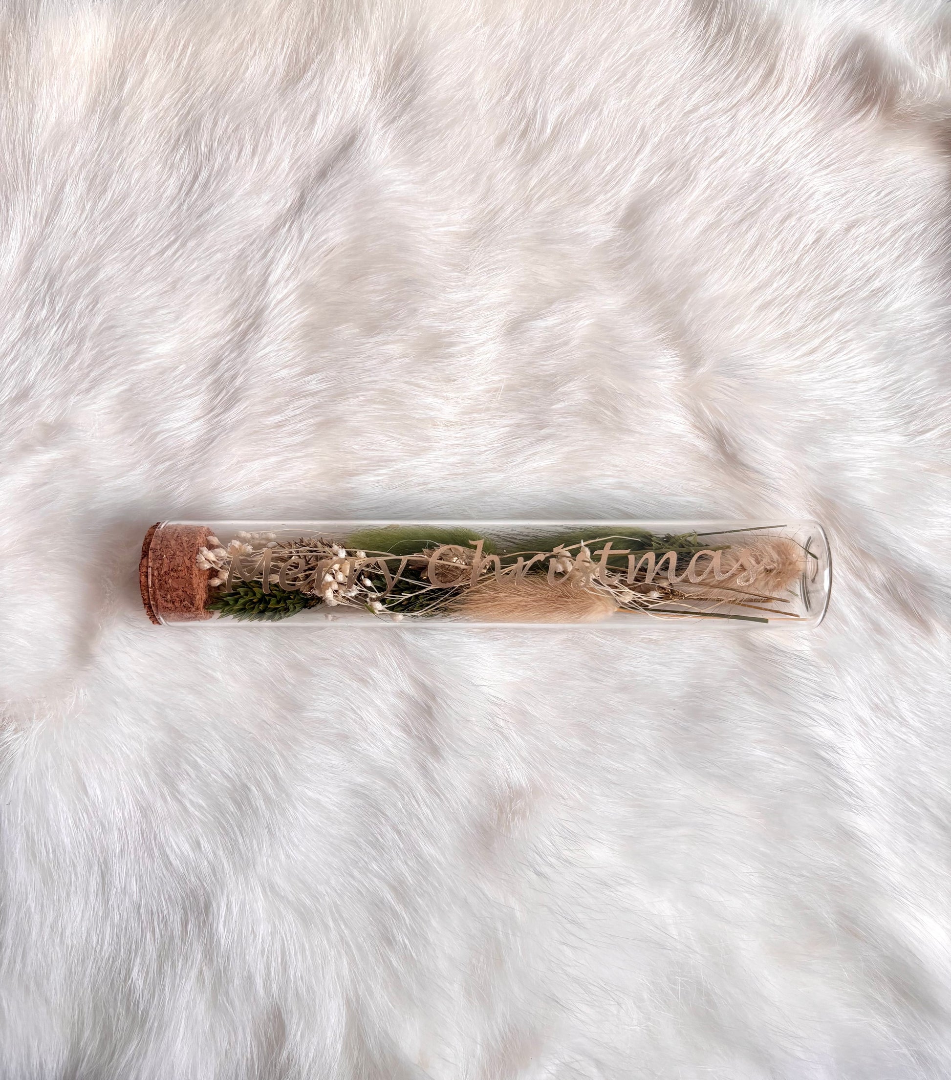 OK - Glazen buisje met kurk
Donkergroene en beige droogbloemen
Tekst: Merry Christmas goud
B 15cm 
D 2,5cm
Prijs: €6,50
Voorraad: 1