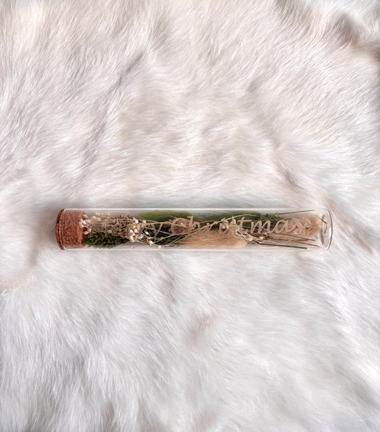 OK - Glazen buisje met kurk
Donkergroene en beige droogbloemen
Tekst: Merry Christmas goud
B 15cm 
D 2,5cm
Prijs: €6,50
Voorraad: 1