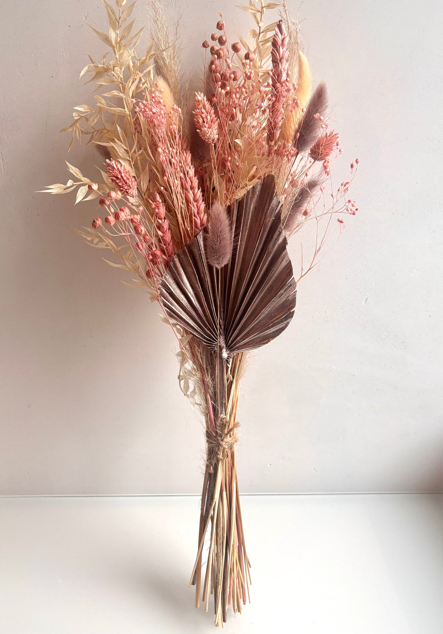 OK - Droogbloemen boeket 
Rose gold, lichtroze, wit en oudroze.

Soorten droogbloemen:
Ruscus,, pampas, palm speer, phalaris, tarwe, broom bloom, linum, lagurus 

Totale lengte boeket: 55cm
€24,90
Voorraad: 1



