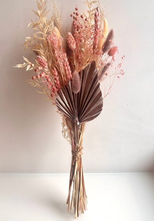 OK - Droogbloemen boeket 
Rose gold, lichtroze, wit en oudroze.

Soorten droogbloemen:
Ruscus,, pampas, palm speer, phalaris, tarwe, broom bloom, linum, lagurus 

Totale lengte boeket: 55cm
€24,90
Voorraad: 1



