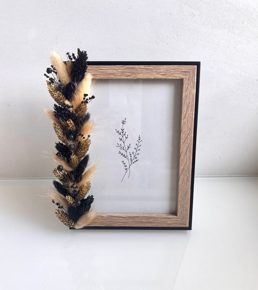 OK - Kader met zwart, goud en beige droogbloemen.

Afmetingen kader: 21cm x 16cm
Afmetingen voor foto: 12cm x 17cm
Prijs: €15,00

Voorraad: 1