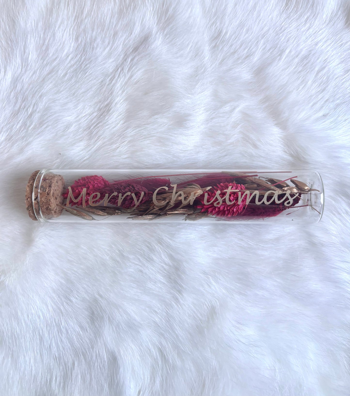 OK - Glazen buisje met kurk
donkerrode en rosé gold droogbloemen
Tekst: Merry Christmas goud
B 15cm 
D 3cm
Prijs: €6,50
Voorraad: 1