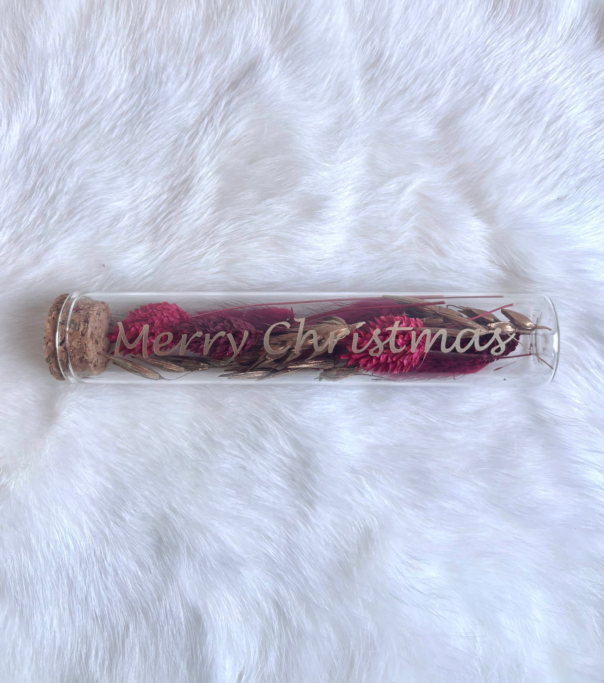 OK - Glazen buisje met kurk
donkerrode en rosé gold droogbloemen
Tekst: Merry Christmas goud
B 15cm 
D 3cm
Prijs: €6,50
Voorraad: 1