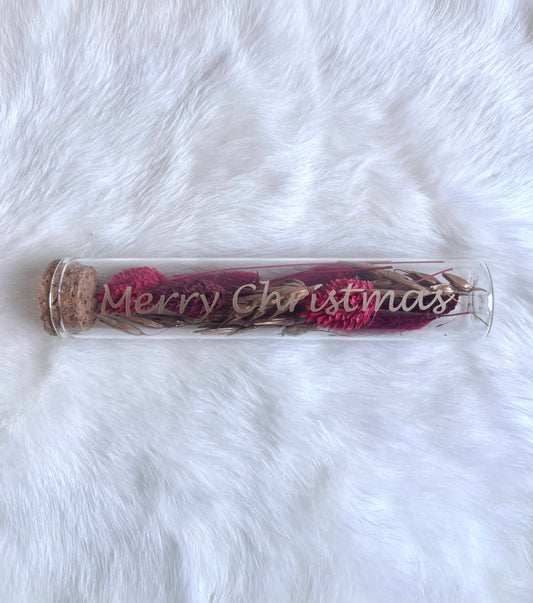 OK - Glazen buisje met kurk
donkerrode en rosé gold droogbloemen
Tekst: Merry Christmas goud
B 15cm 
D 3cm
Prijs: €6,50
Voorraad: 1