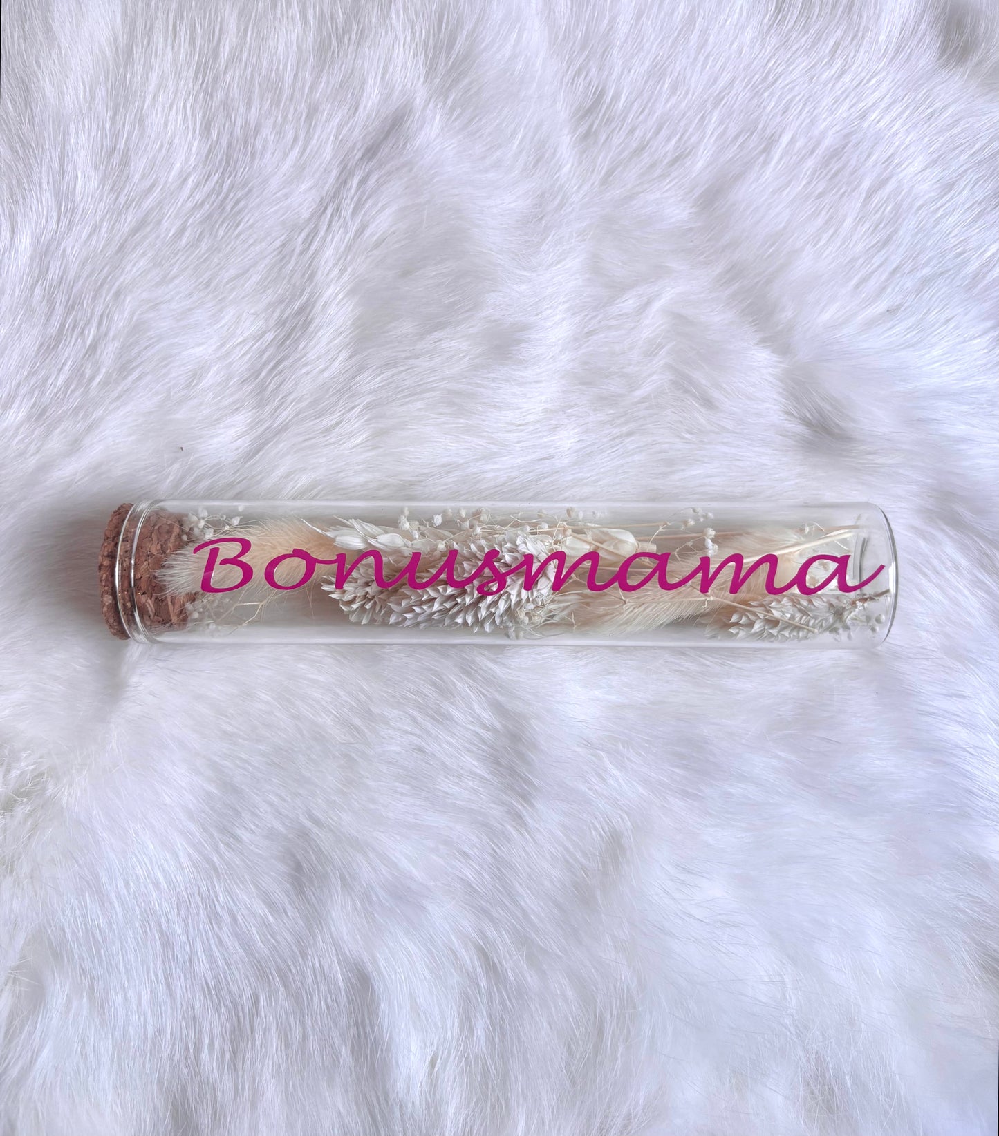 OK - Glazen buisje met kurk
witte droogbloemen
Tekst: Bonusmama roos
B 15cm 
D 3cm
Prijs: €6,50
Voorraad: 1