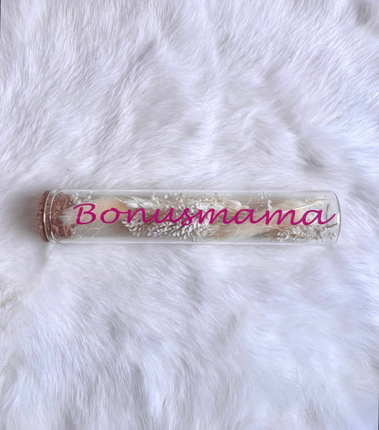 OK - Glazen buisje met kurk
witte droogbloemen
Tekst: Bonusmama roos
B 15cm 
D 3cm
Prijs: €6,50
Voorraad: 1