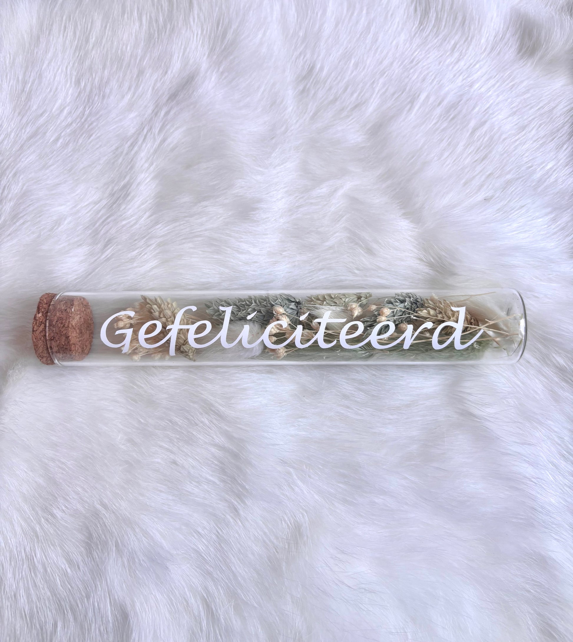 OK - Glazen buisje met kurk
verschillende tinten groen en witte droogbloemen
Tekst: Gefeliciteerd wit
B 15cm 
D 2,5cm
Prijs: €6,50
Voorraad: 1