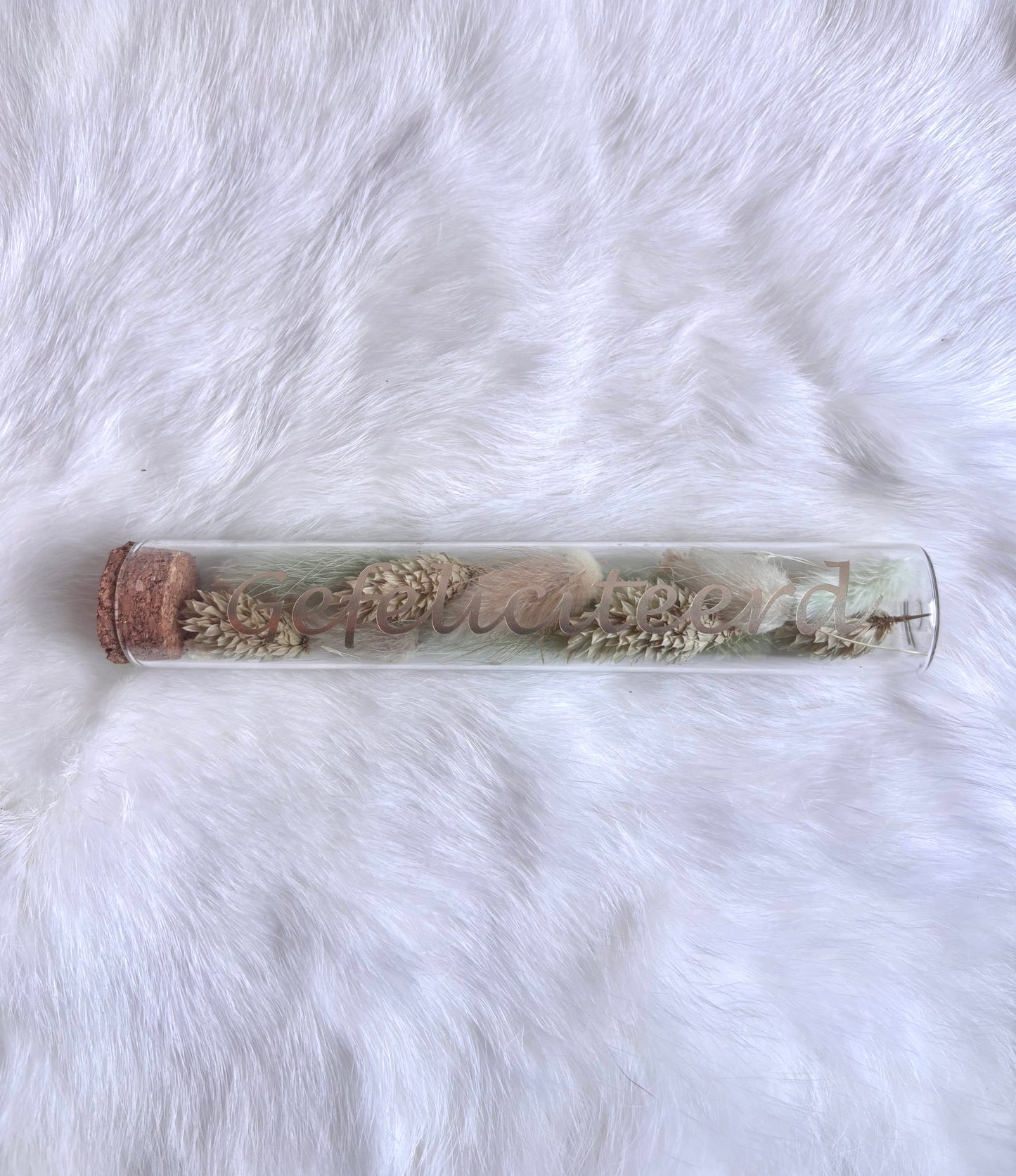 OK - Glazen buisje met kurk
muntgroen en beige droogbloemen
Tekst: gefeliciteerd goud
B 15cm 
D 2,5cm
Prijs: €6,50
Voorraad: 1