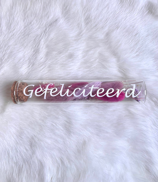 OK - Glazen buisje met kurk
fuchsia en lila droogbloemen
Tekst: gefeliciteerd wit
B 15cm 
D 3cm
Prijs: €6,50
Voorraad: 1