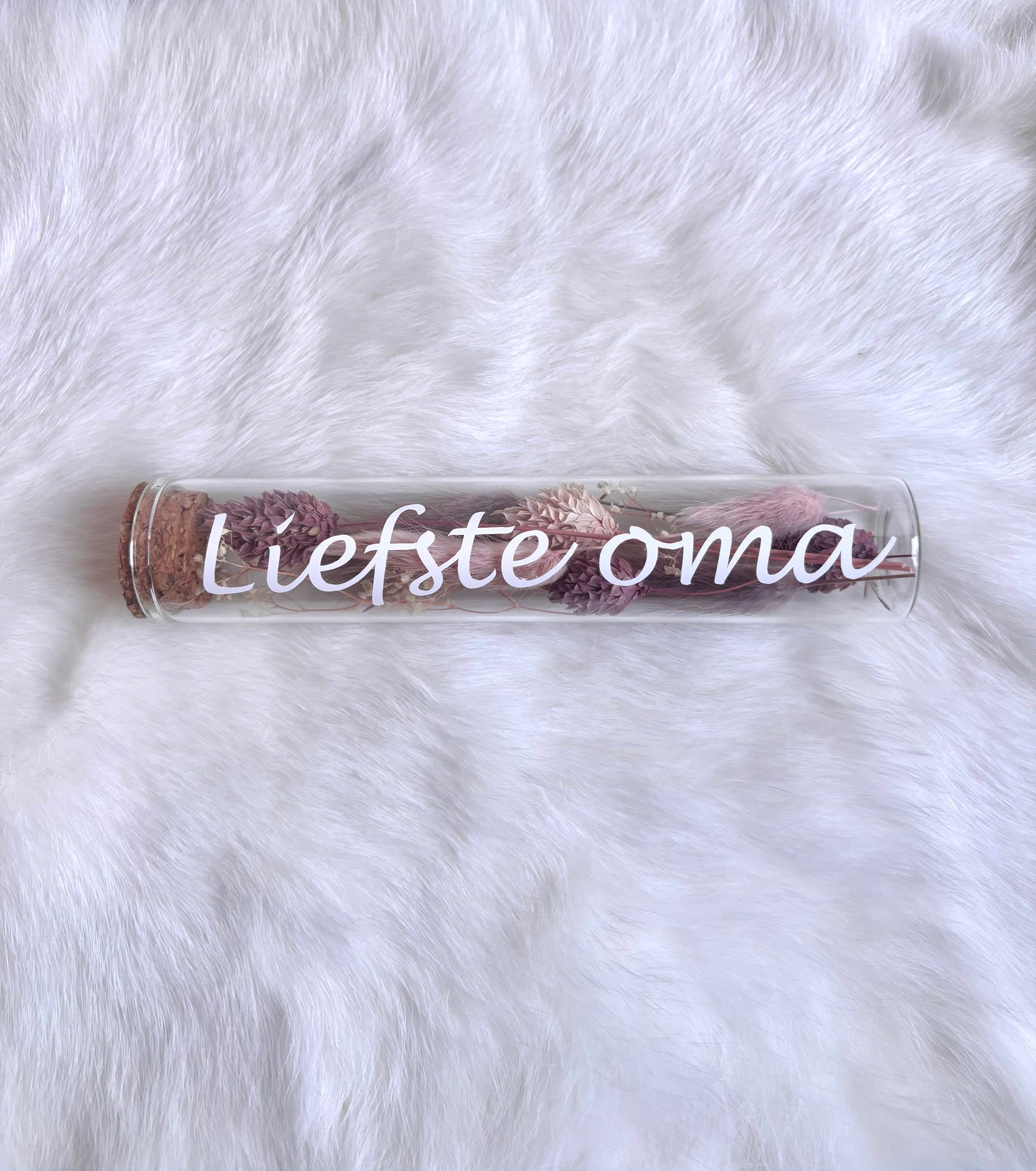 OK - Glazen buisje met kurk
Oudroze en lichtroze droogbloemen
Tekst: Liefste oma wit
B 15cm 
D 3cm
Prijs: €6,50
Voorraad: 1