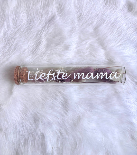 OK - Glazen buisje met kurk
Oudroze en wit en beige droogbloemen
Tekst: Liefste mama wit
B 15cm 
D 3cm
Prijs: €6,50
Voorraad: 1