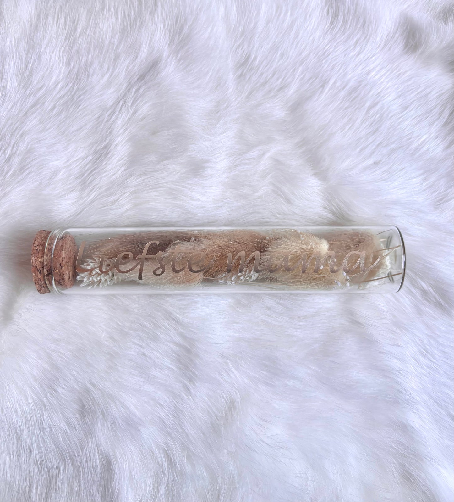 OK - Glazen buisje met kurk
Beige en witte droogbloemen
Tekst: Liefste mama goud
B 15cm 
D 3cm
Prijs: €6,50
Voorraad: 1