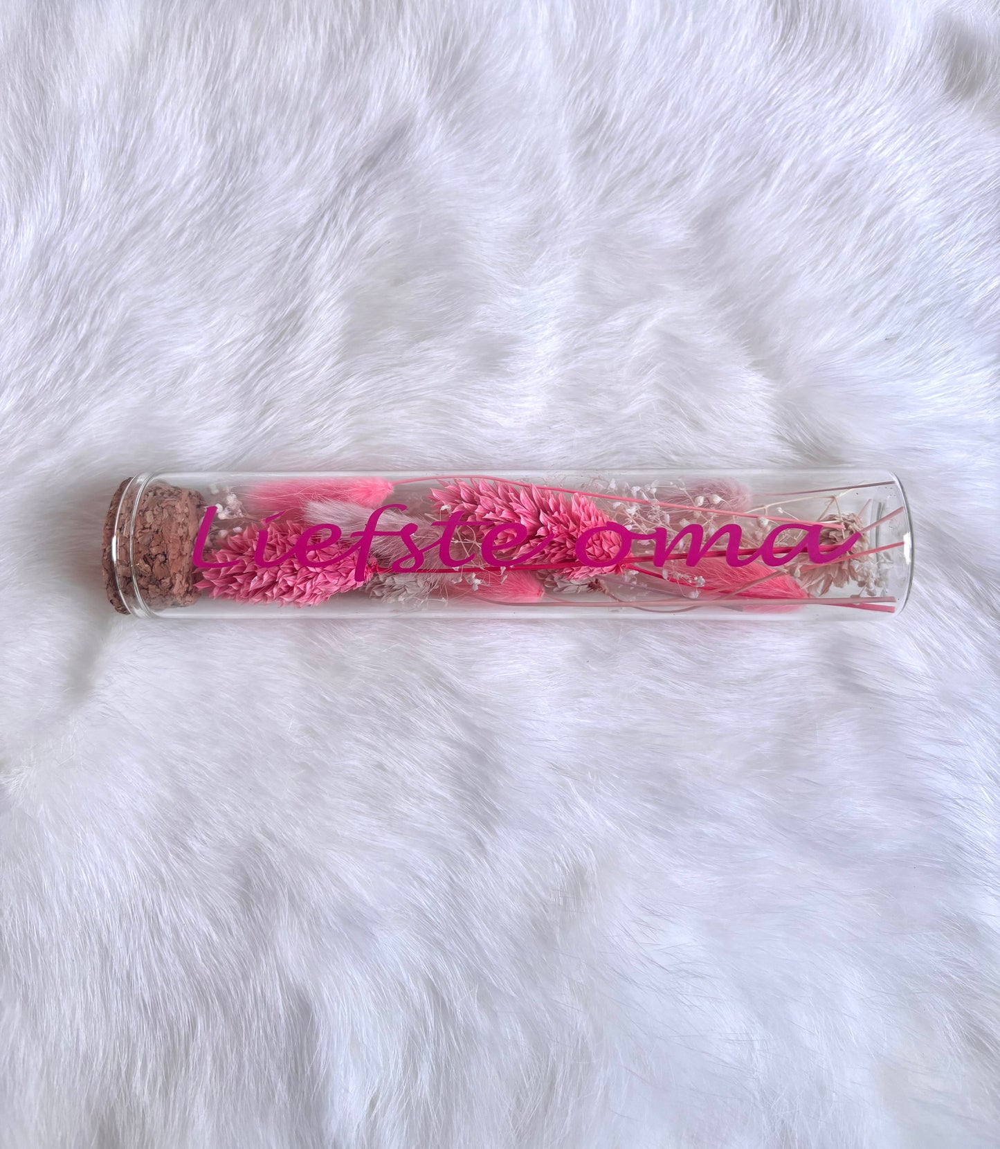 OK - Glazen buisje met kurk
roze en lichtroze droogbloemen
Tekst: Liefste oma roos
B 15cm 
D 3cm
Prijs: €6,50
Voorraad: 1