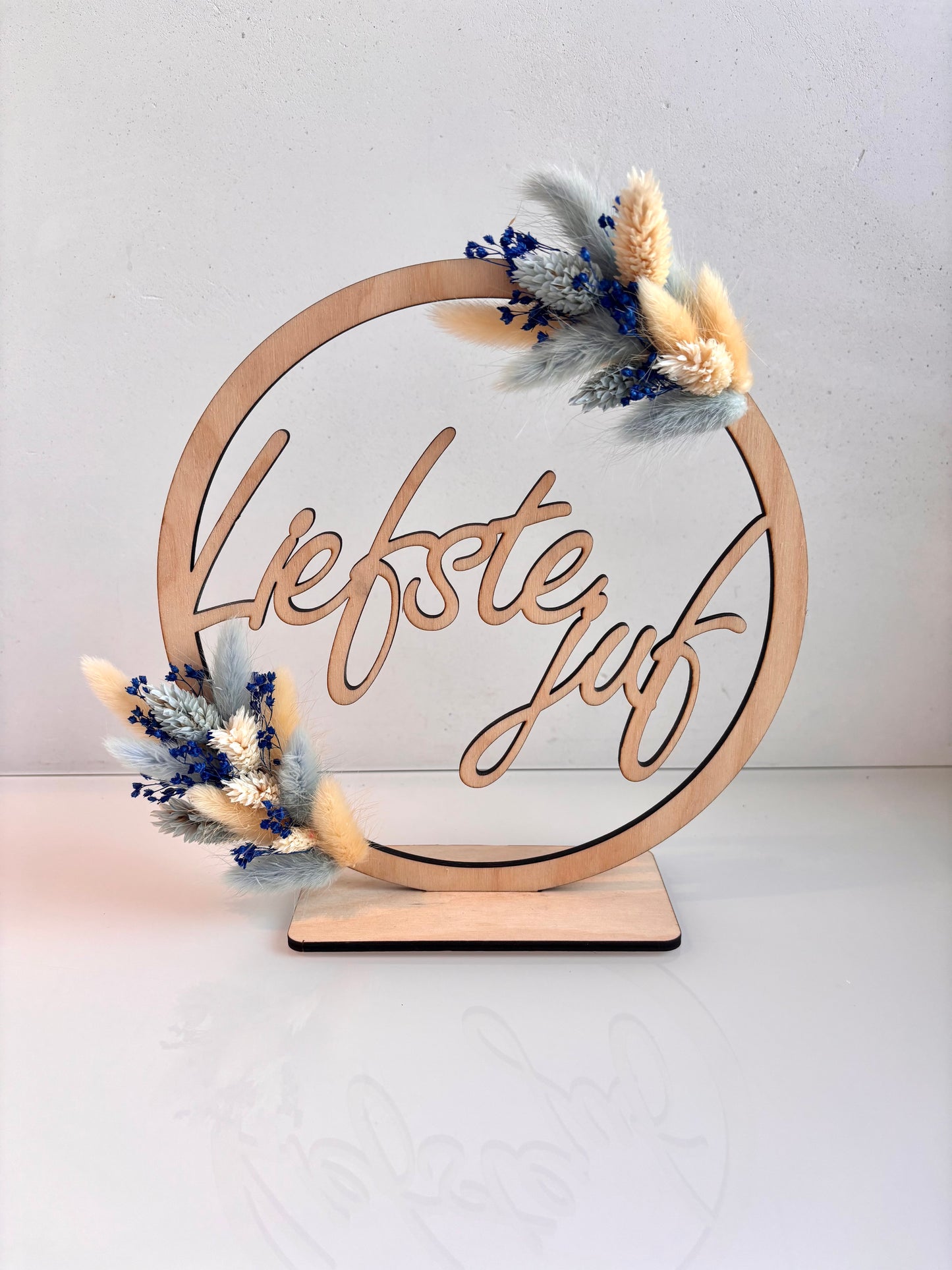 OK - Houten naamcirkel met liefste juf
Aan 2 zijden droogbloemen met blauw en wit
Diameter 20cm met staander
Voorraad: 1
Collectie juf/meester