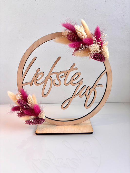 OK - Houten naamcirkel met liefste juf
Aan 2 zijden droogbloemen met fuchsia en wit
Diameter 20cm met staander
Voorraad: 1
collectie juf/meester